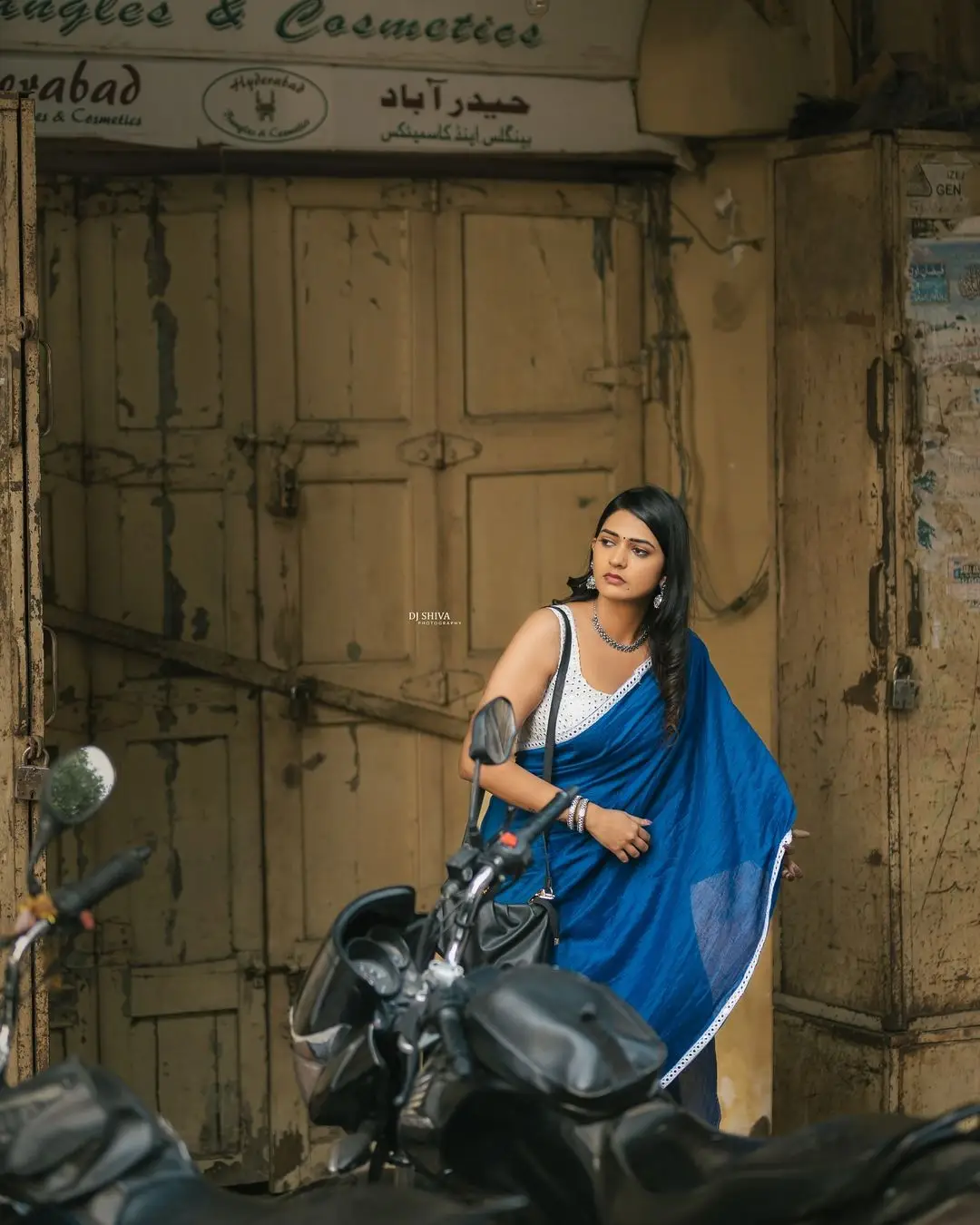 ZEE TV ACTRESS NISARGA GOWDA IN BLUE SAREE SLEEVELESS WHITE BLOUSE 9